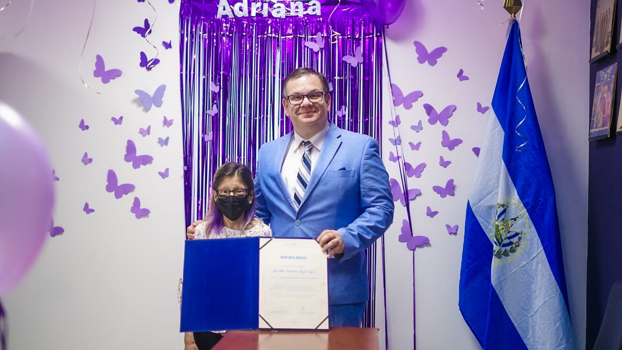 Otorgan a Adriana Mejía la distinción de Diputada Honorífica de El Salvador otorgan-a-adriana-mejia-la-distincion-de-diputada-honorifica-de-el-salvador